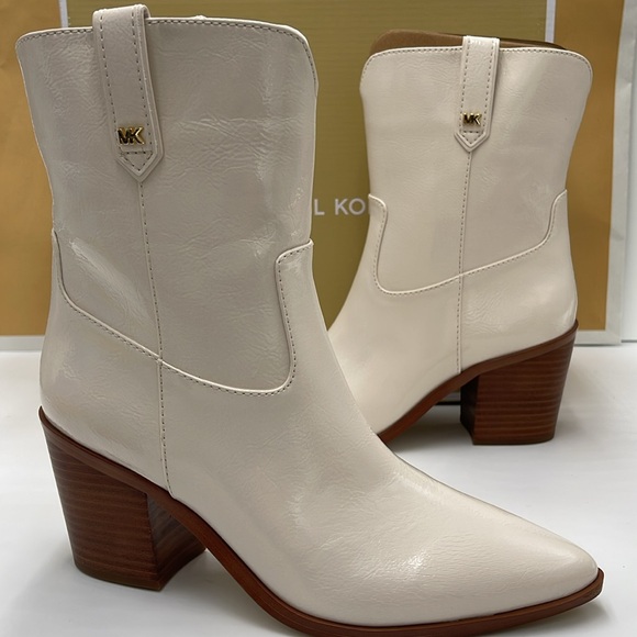 Michael Kors WAVERLY HEELED BOOTIE FAUX LEATHER
49F4WVME6L
LT CREAM - Picture 15 of 16